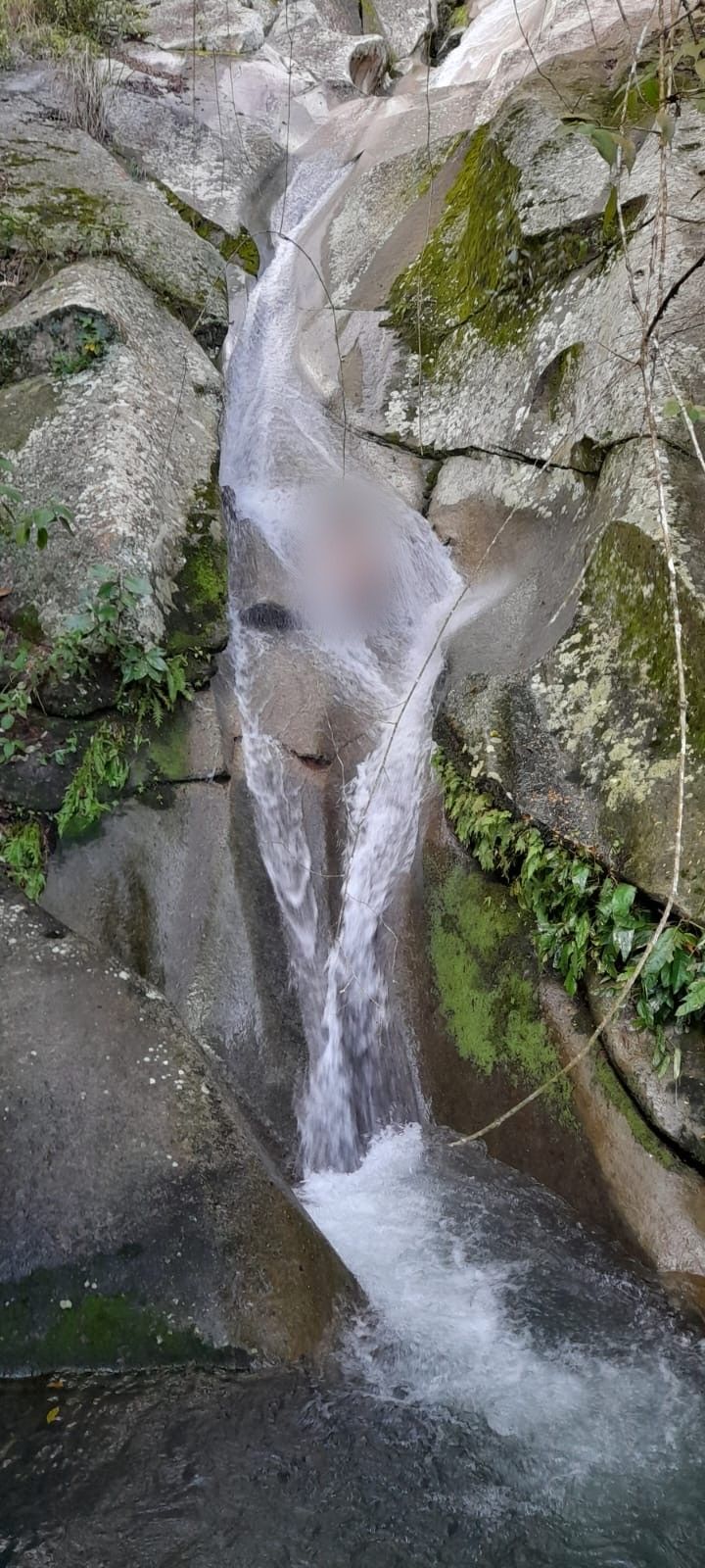 Tobogán de agua sobre piedra en la quebrada