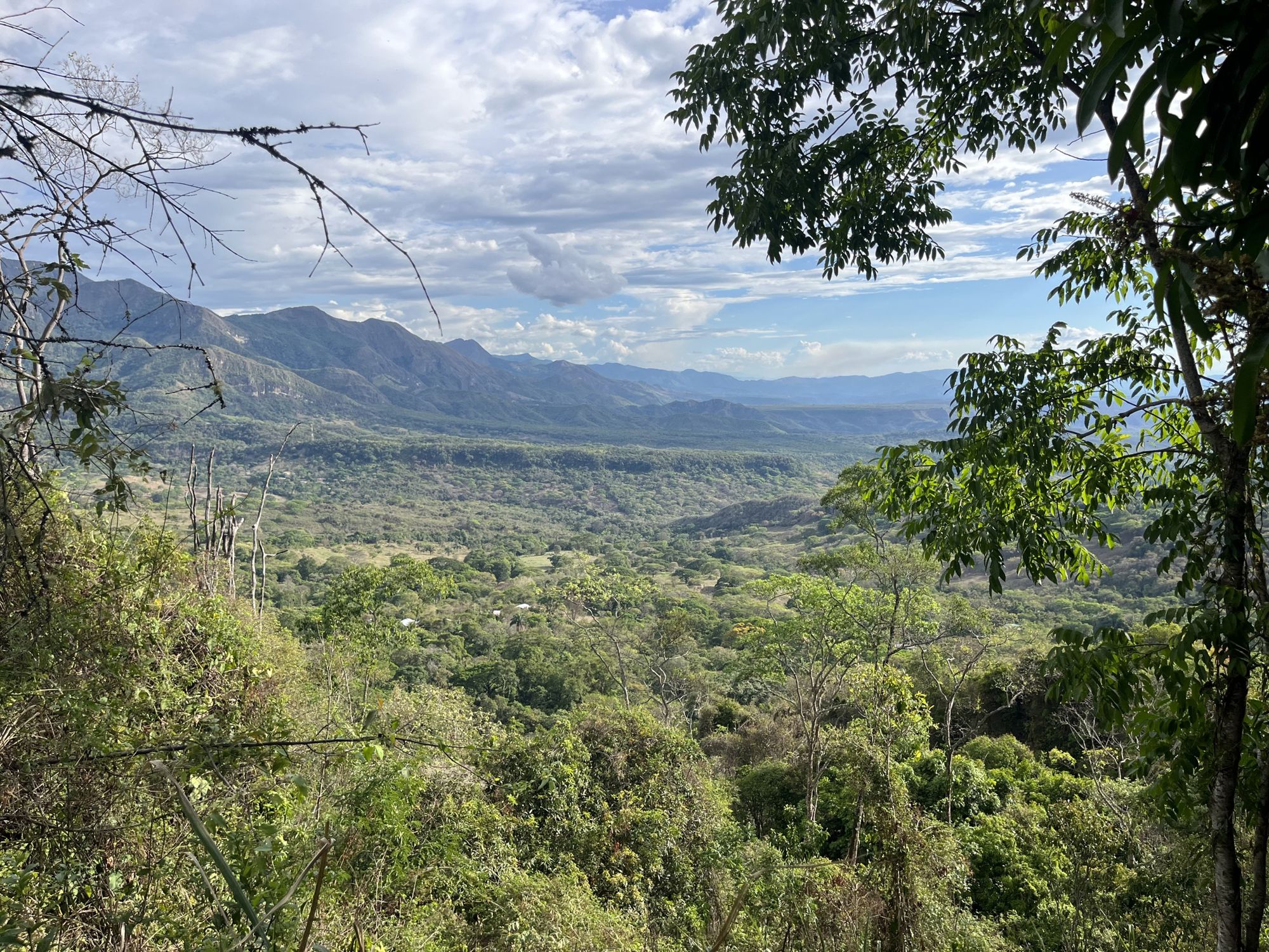 Vista panorámica de montañas y valle desde una finca de Nilo